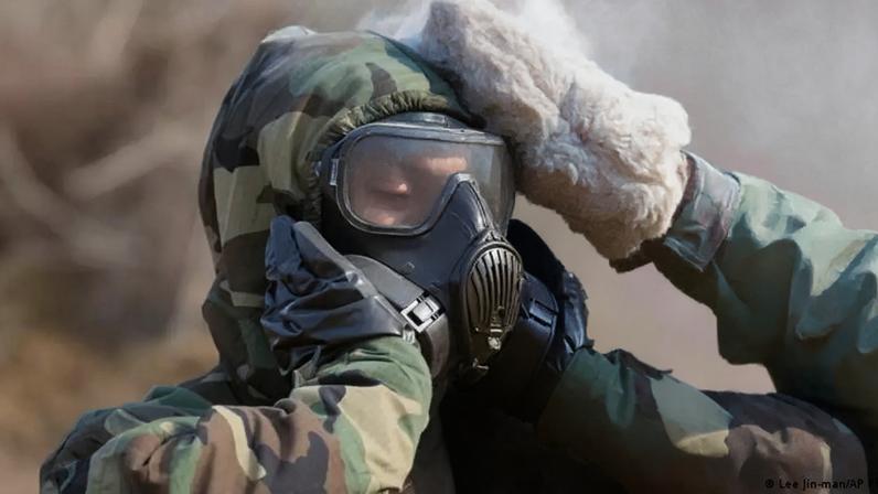 Soldado americano durante um exercício químico na Coreia do Sul, em março de 2023