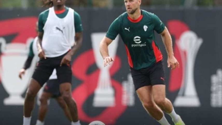 Jogadores do Milan durante treinamento da equipe