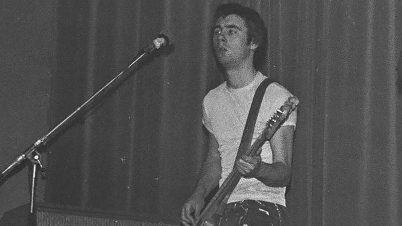 Glen Matlock se apresentando com os Sex Pistols em 1976