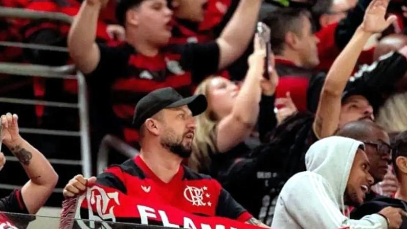 Jogadores do Flamengo exaltam torcida após empate com o Athletico, em Curitiba –