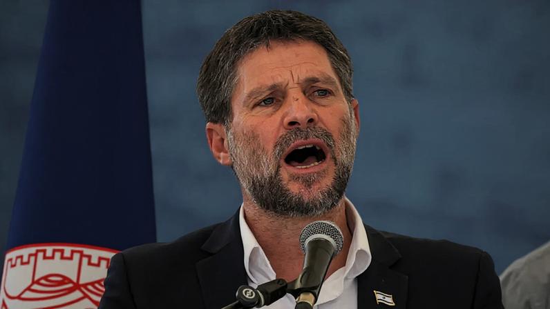 O ministro das Finanças de Israel, Bezalel Smotrich, durante uma coletiva de imprensa sobre a expansão de um assentamento na Cisjordânia, em 14 de agosto de 2025. Foto de arquivo.