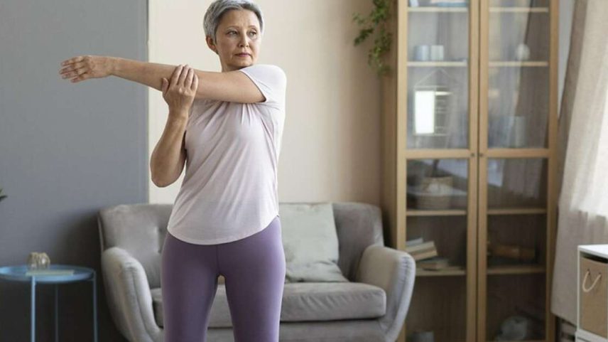 Sou personal trainer e garanto: 'A maioria das mulheres com mais de 50 anos não está fora de forma; elas simplesmente praticam exercícios que não se adequam à sua fase atual'.