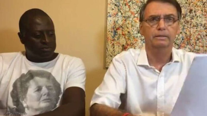 O deputado Hélio Lopes e Jair Bolsonaro durante uma das lives do então presidente enquanto governava o País