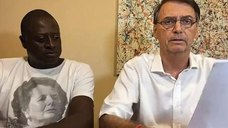 O deputado Hélio Lopes e Jair Bolsonaro durante uma das lives do então presidente enquanto governava o País