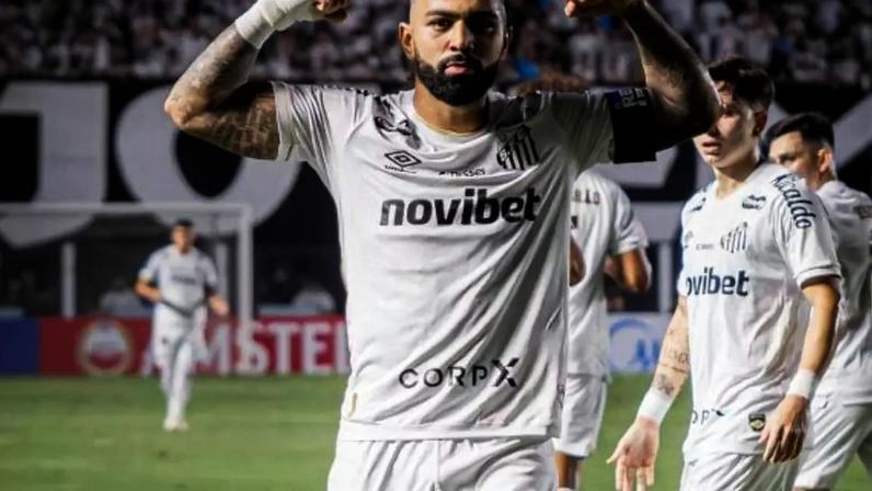 Neymar acompanhou a partida da tribuna na Vila Belmiro –