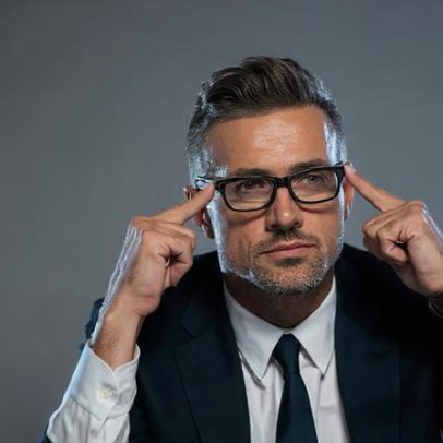 Por que pessoas inteligentes mudam de opinião com facilidade, segundo estudos