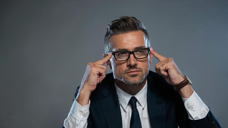A mudança de opinião, muitas vezes vista como sinal de indecisão, tem sido interpretada por pesquisas recentes como um possível indicador de inteligência e maturidade intelectual – depositphotos.com / IgorVetushko