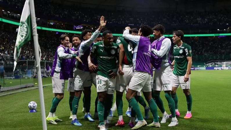 O jogador Allan, da SE Palmeiras, comemora seu gol contra a equipe do Junior FC, durante partida válida pela fase de grupos, da Conmebol Libertadores, na arena Allianz Parque.