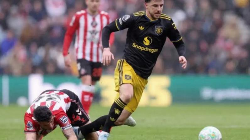 Omar Alderete, à direita, se antecipa.Assim, evita a chegada de Mbeumo, do Manchester United.