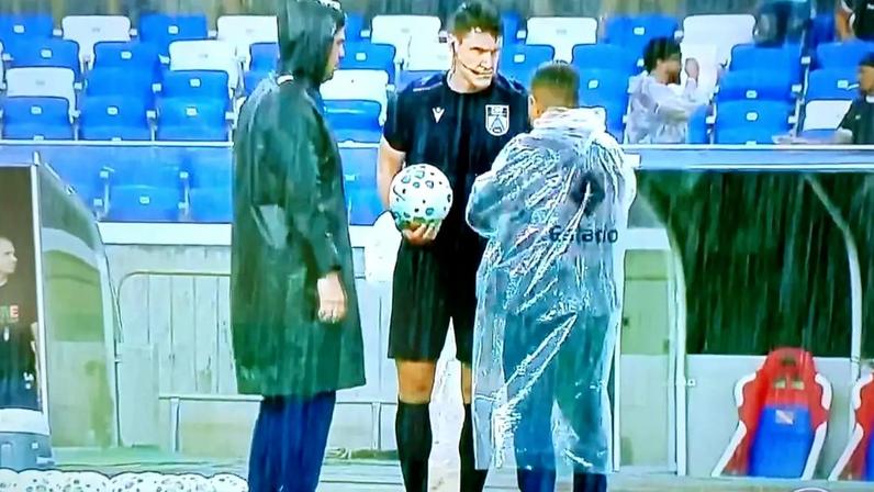 Reprodução de TV - Legenda: A forte chuva que atingiu Belém atrasou em quase duas horas o início da partida entre Remo e Palmeiras