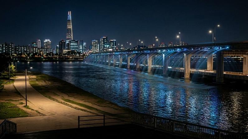 Ponte rodoviária sul-coreana equipada com um sistema monumental de fontes de água coloridas – Créditos: depositphotos.com / kuzmire