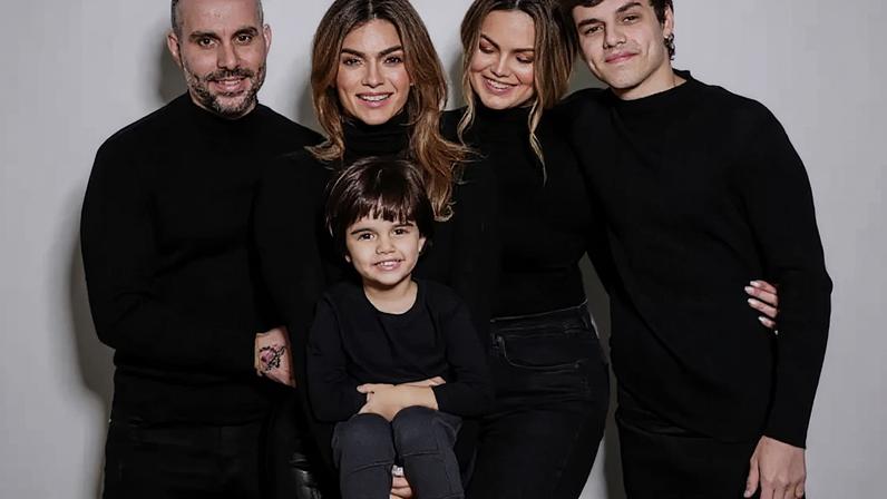 Mico Freitas ao lado de esposa e filhos