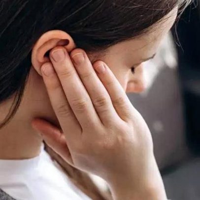Ouvido tampado: causas comuns e como tratar