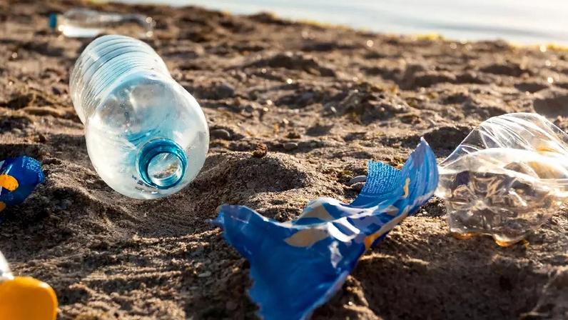 Plastico Na Praia