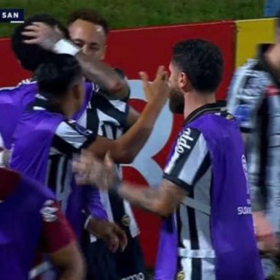 Neymar abraça Robinho Jr. após gols pelo Santos na Sul-Americana