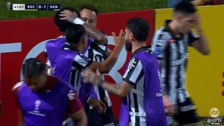 Neymar e Robinho Jr. se abraçaram após gol do Santos.