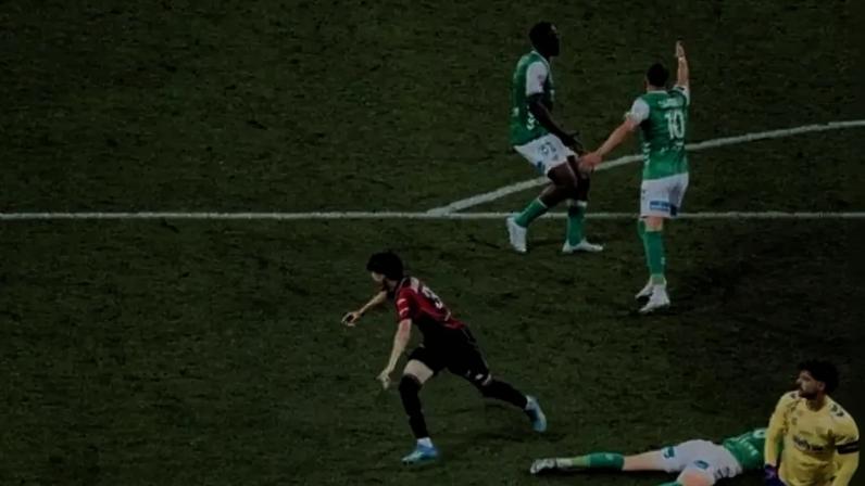 Elye Wahi foi o grande destaque da partida, com dois gols marcados –