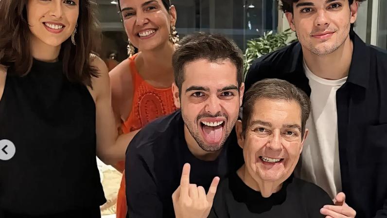 O apresentador João Silva posta foto ao lado do pai, Fausto Silva, e a família