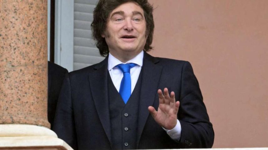 O presidente Javier Milei no balcão da Casa Rosada, sede da presidência argentina, em 06/04/2026.