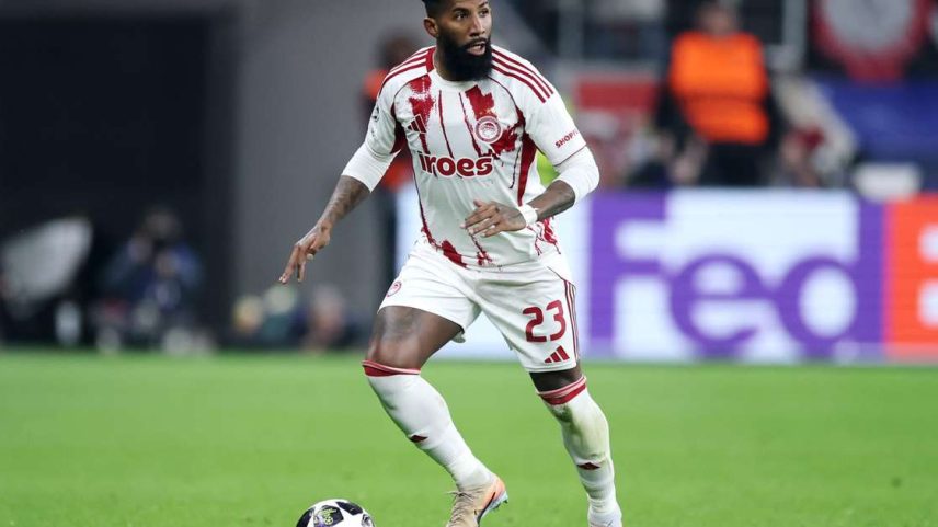 Rodinei em partida pelo Olympiacos contra o Bayer Leverkusen, pelos play-offs da Champions League 2025/26