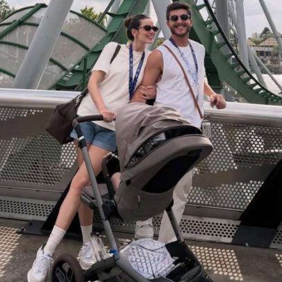 Camila Queiroz e Klebber Toledo exibem férias em Orlando com a filha Encantada