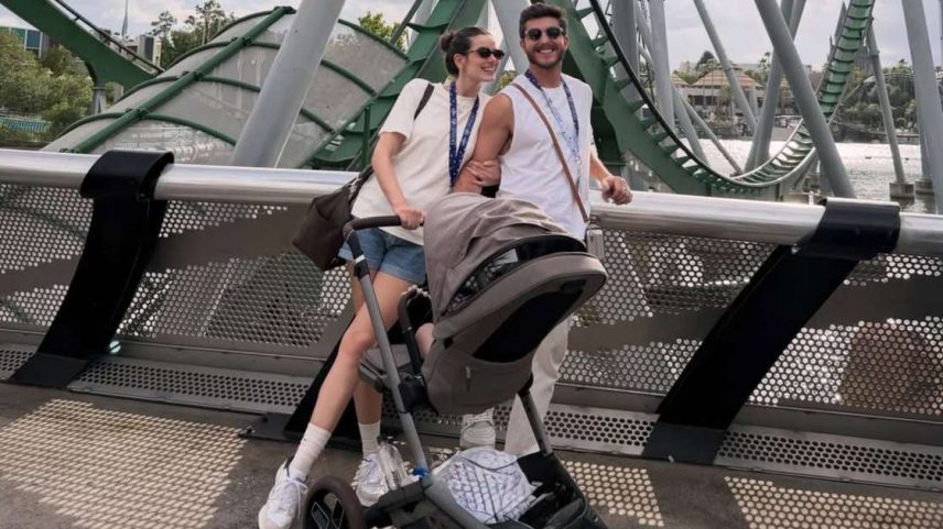 Camila Queiroz e Klebber Toledo abrem álbum de férias em Orlando com a filha