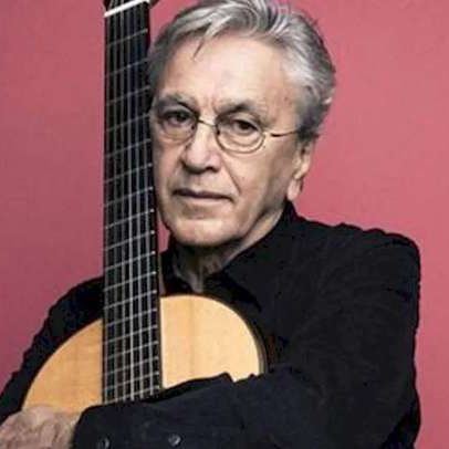 Ex-governanta encerra ação contra Caetano Veloso, segundo colunista