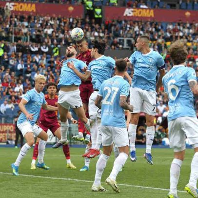 Roma vence Lazio com dupla de zagueiro e fica perto da Champions