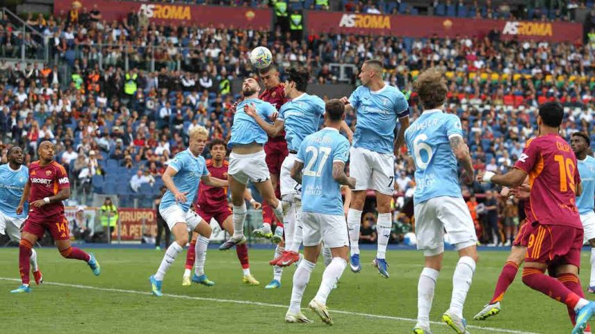 Gianluca Mancini marca o segundo gol da Roma diante da Lazio no Estádio Olímpico – Foto de Paolo Bruno/Getty Images