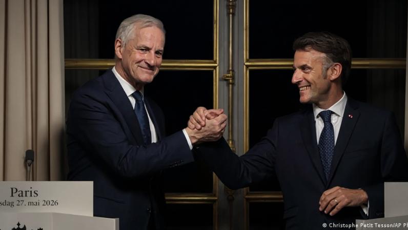 Primeiro-ministro norueguês, Jonas Gahr Støre, e presidente francês, Emmanuel Macron, durante o anúncio em Paris