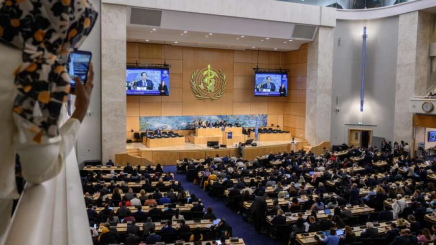 Abertura da 79ª Assembleia Mundial da Saúde, em Genebra, em 18 de maio de 2026. Estados-membros da OMS se reúnem para seu encontro anual em Genebra em meio à preocupação com surtos letais de hantavírus e ebola e à incerteza sobre as anunciadas saídas dos EUA e da Argentina.