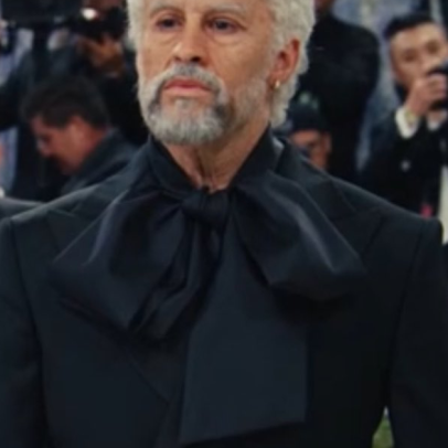 Bad Bunny aparece com aparência envelhecida no Met Gala 2026