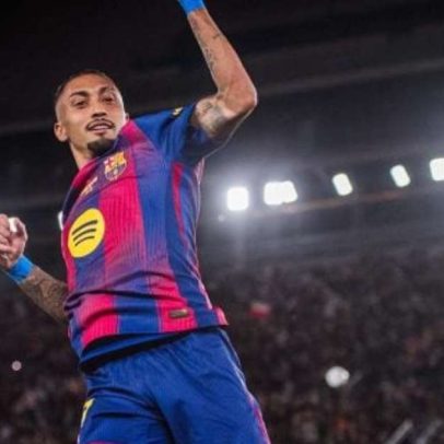 Raphinha brilha no jogo de despedida de Lewandowski no Camp Nou