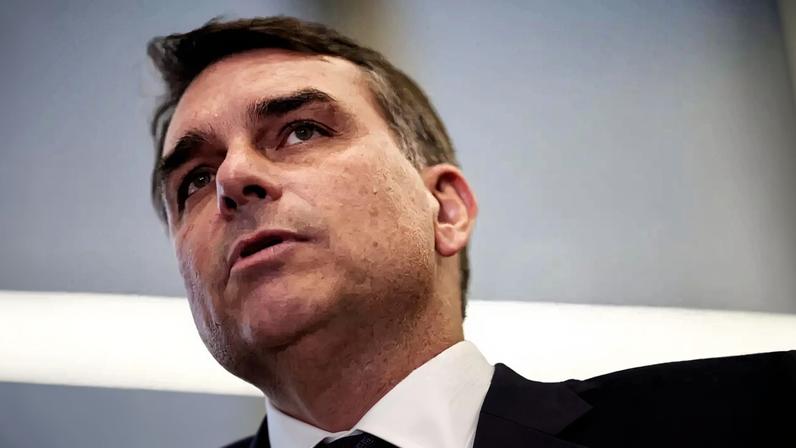 Flávio Bolsonaro conversa com a imprensa sobre revelações de áudios que enviou ao ex-banqueiro Daniel Vorcaro para o financiamento do filme “Dark Horse”. Brasília, 19 de maio de 2026.