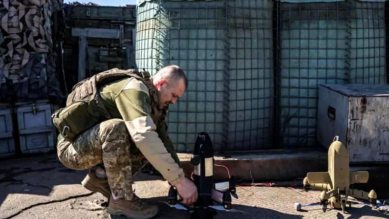 Um militar da unidade de defesa aérea da 24ª Brigada Mecanizada Separada das Forças Armadas da Ucrânia prepara um drone interceptor P1-Sun FPV para lançamento próximo à linha de frente, na região de Donetski, em 26 de abril de 2026.