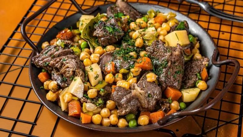 Refogado de carne com grão-de-bico e legumes
