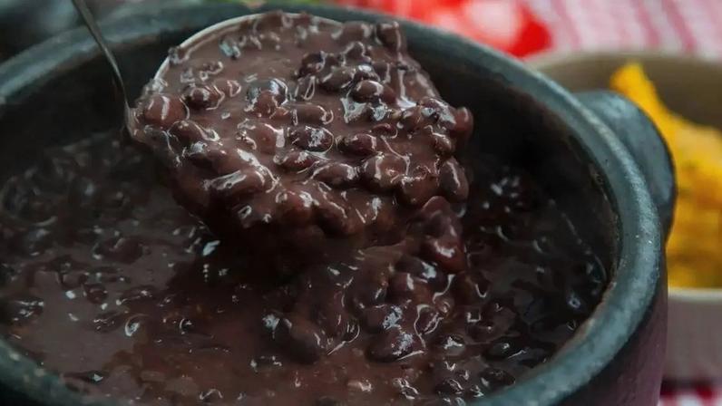 Feijão caseiro com caldo grosso e tempero na medida certa: simples de fazer e perfeito para acompanhar qualquer refeição.