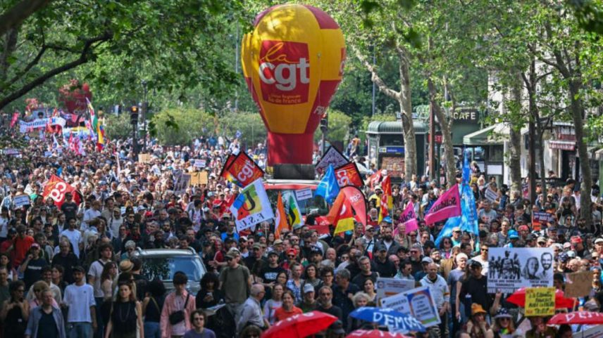 Pessoas participam de uma manifestação do Dia do Trabalhador em Paris, em 1º de maio de 2026.