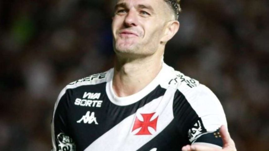 Com golaço de cabeça, Vegetti fez o gol do último 1 a 0 do Vasco, em 25 –