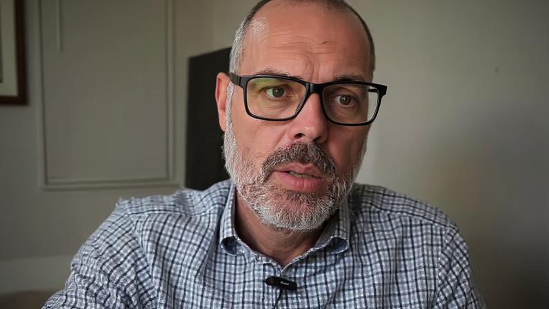 Allan dos Santos também foi condenado a indenizar Estela Renner por danos morais
