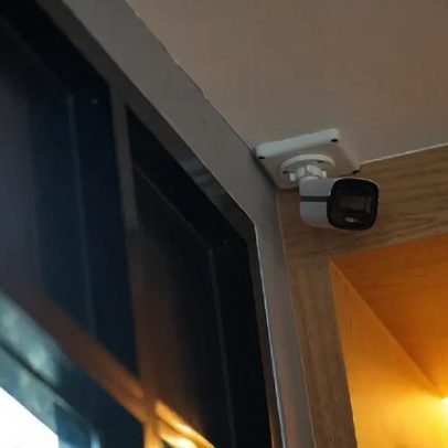 Vigilância domiciliar expõe câmeras como ameaça invisível à família