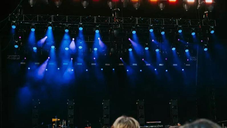 Pessoas vendo show