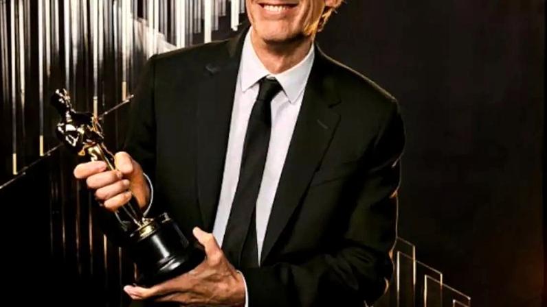 Walter Salles com a estatueta de Melhor Filme Internacional de 'Ainda Estou Aqui'.