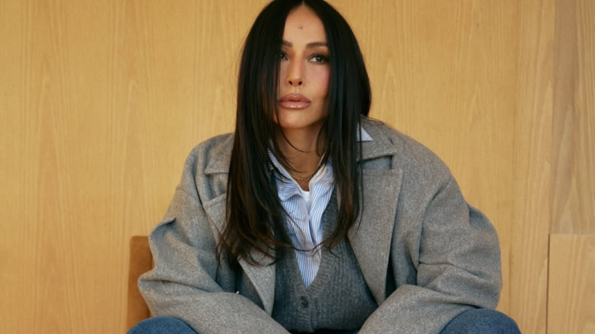 Sabrina Sato usa cinza