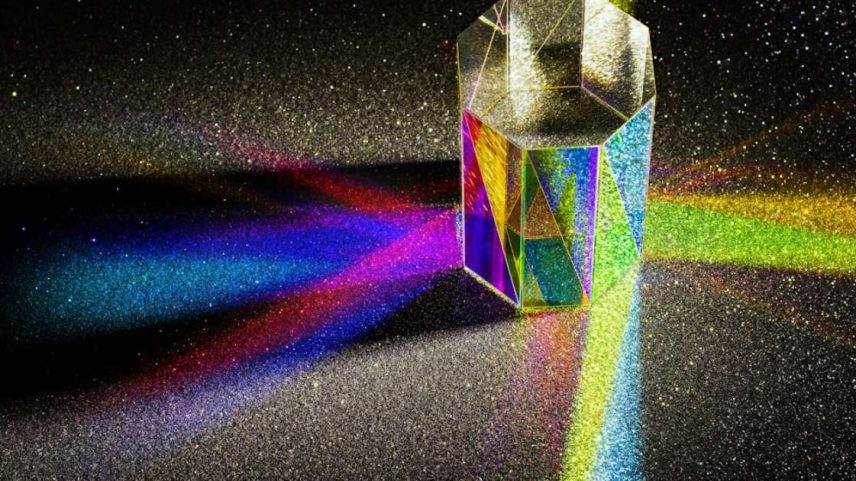 Em experimento envolvendo fótons e uma "nuvem" de átomos, algo estranho acontece, e o fóton chega do outro lado tão cedo que parece ter passado um tempo negativo dentro da nuvem, saindo, em média, antes mesmo de entrar. David Clode / Unsplash