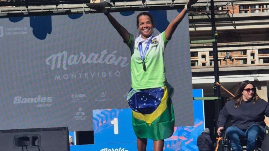 Mirela Saturnino comemora a vitória no pódio (Foto: Paulo Flor / Divulgação)