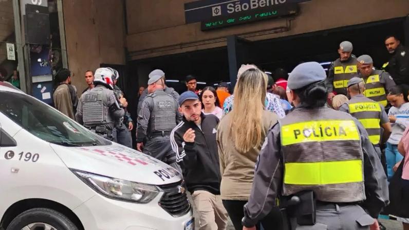 A ação criminosa começou na entrada principal da estação histórica e o tiroteio fez com que um dos suspeitos corresse em direção aos trilhos da ferrovia