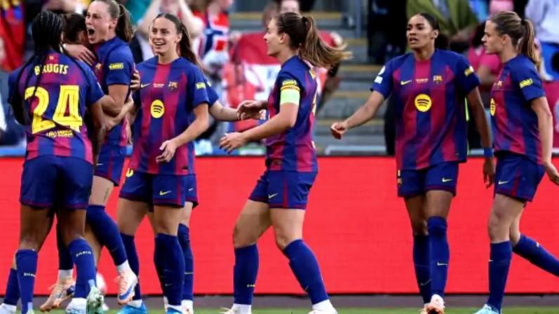 Yohannes, do Lyon, ruma ao ataque recebendo a marcação das catalães.