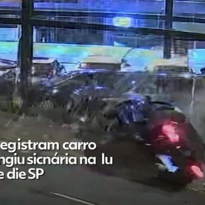 Motorista perde controle, bate em concessionária e capota na Zona Leste de SP