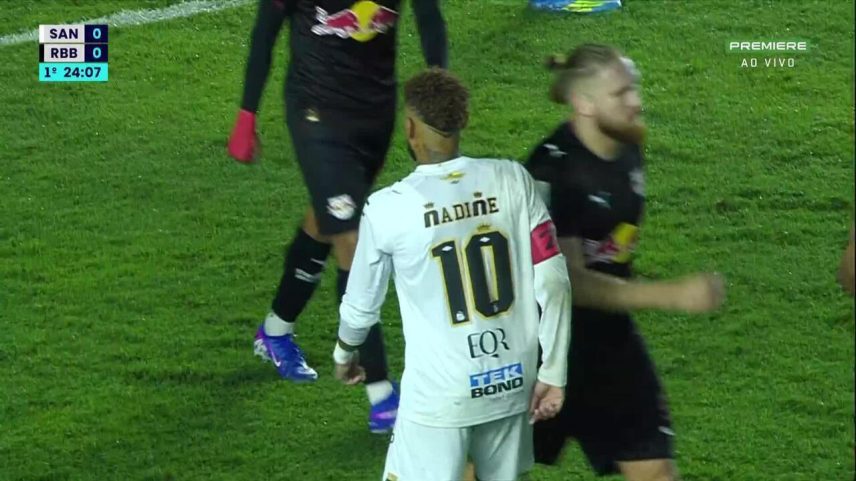 Aos 24 min do 1º tempo - cobrança de falta para fora de Neymar do Santos contra o Bragantino